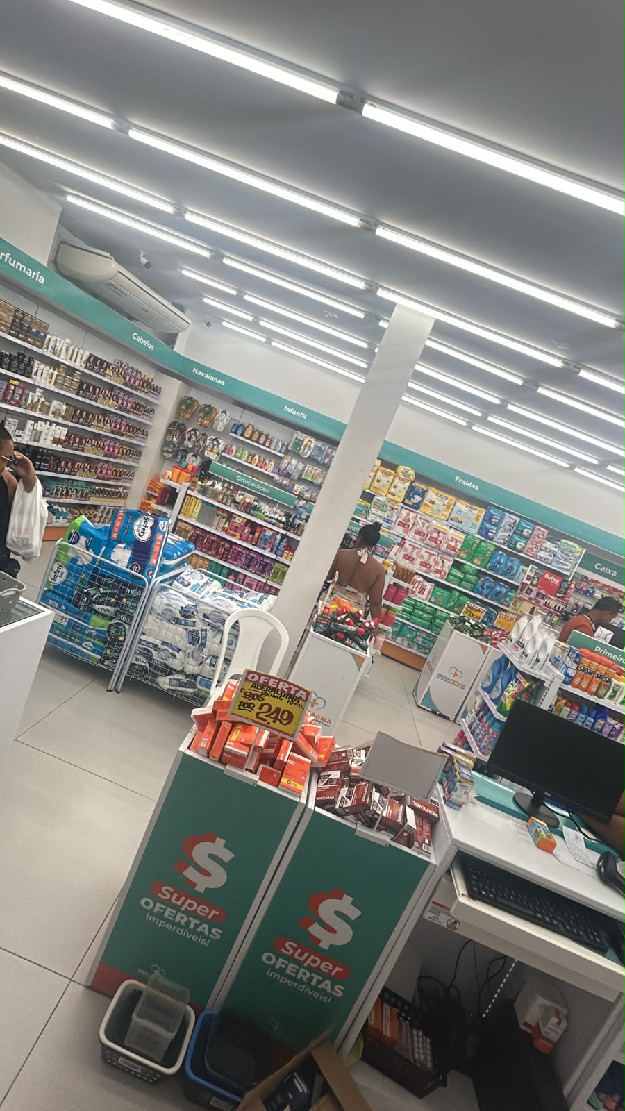 Prateleiras com perfumaria, fraldas e produtos infantis